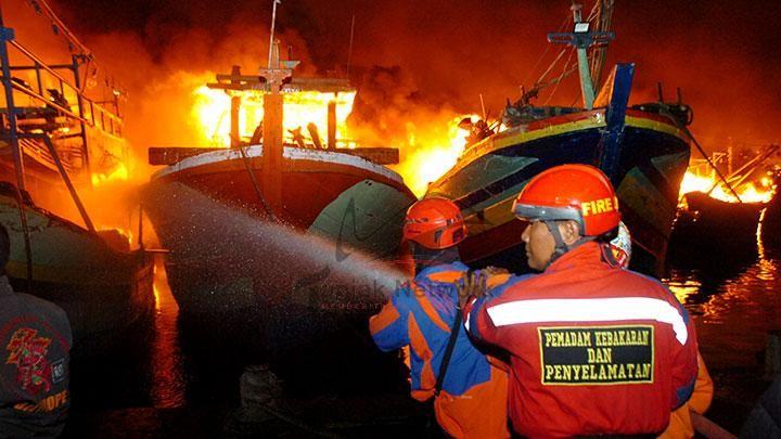 DUH! Pelabuhan Jongor Tegal Dilanda Api, 52 Kapal Ludes Terbakar
