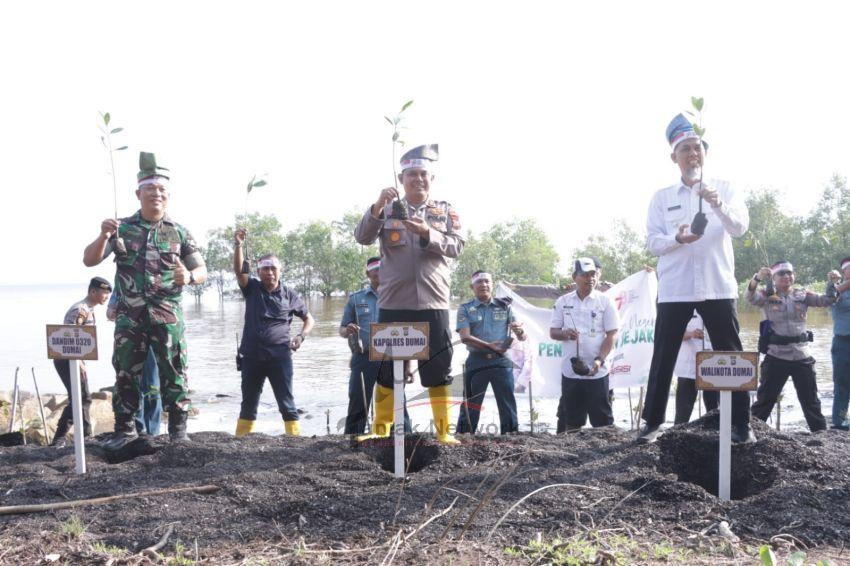 Polres Dumai Tanam 3000 Pohon Guna Lestarikan Negeri Penghijauan Sejak Dini