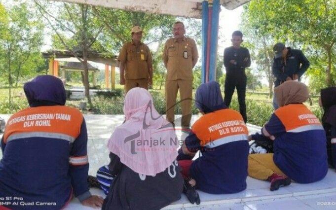 DLH Rohil Pasang Plang Larangan Buang Sampah Sembarangan