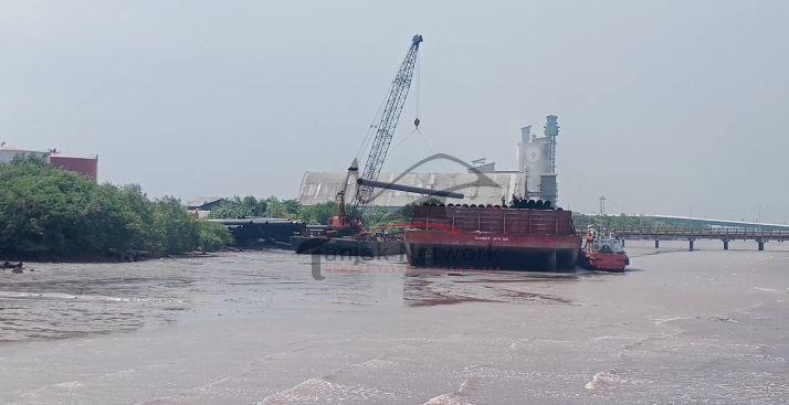 Kegiatan Bongkar Pipa Dari Tongkang Dilakukan Di Pesisir Pantai Bangsal Aceh Disorot