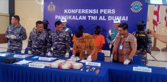 Dua Tersangka Pelaku Penyeludup Sabu 5,404 Kg Diserahkan Ke BNNP Riau