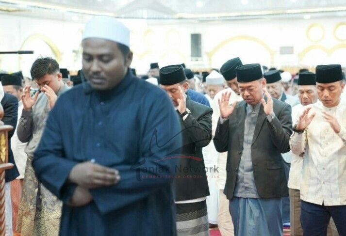 Bupati Rohil Sholat Idul Adha di Masjid Al-Ikhlas Bagansiapiapi