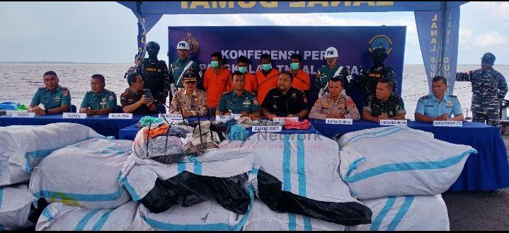 Habis Bertolak Dari Port Klang Malaysia Tujuan Bagan Siapi-api, Kapal Pengangkut 700 Koli Ballpress Kain Bekas Diamankan Lanal Dumai