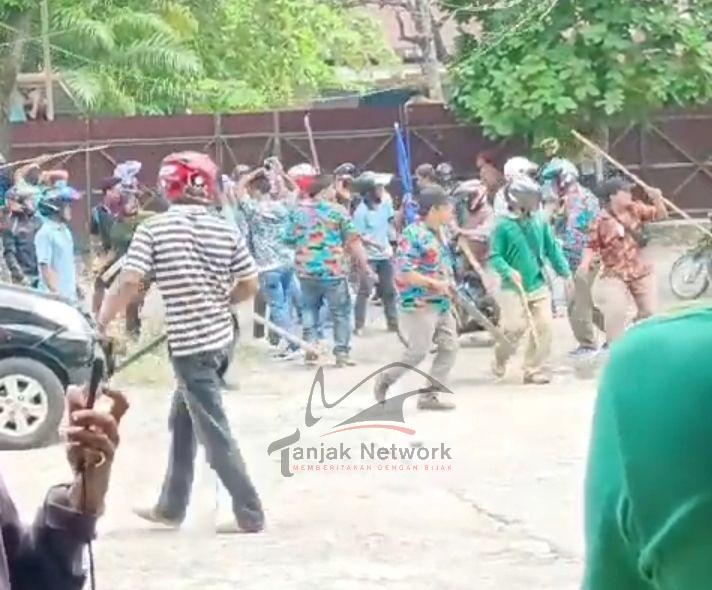 VIRAL, Massa Bersenjata Bentrok di Jalan Riau Ujung