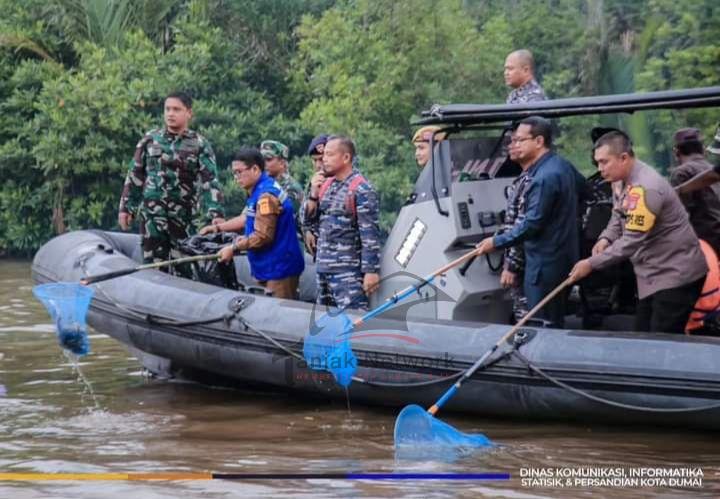 Lanal Dumai Taja Kegiatan Program Kali Bersih Nasional Di Hilir Sungai Dumai