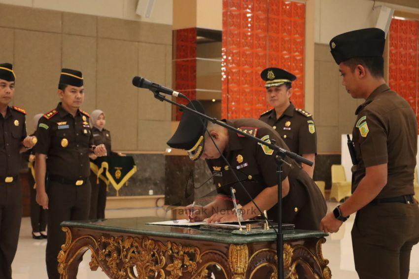 Kajati Riau Lantik Azrijal SH MH Sebagai Kajari Pelalawan