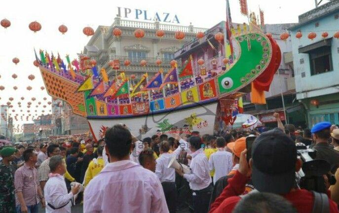Ribuan Wisatawan Padati Festival Bakar Tongkang di Rokan Hilir