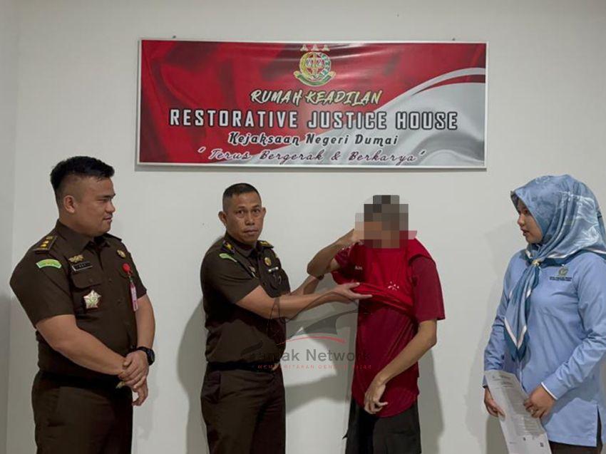 Kejari Dumai Kembali Bebaskan Tersangka Melalui Restorativ Justice