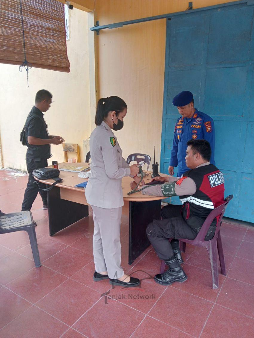 Di Posko Gudang Logistik Pemilu, Satgas Ops Operasi Mantap Brata Lancang Kuning Cek Kesehatan Dan Alat Komunikasi Handy Talky Personil
