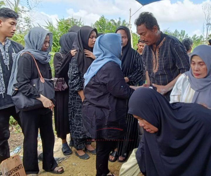 Hadiri Pemakaman Wartawati Susi Yanti, Bupati Bengkalis Kasmarni: Saya Berduka