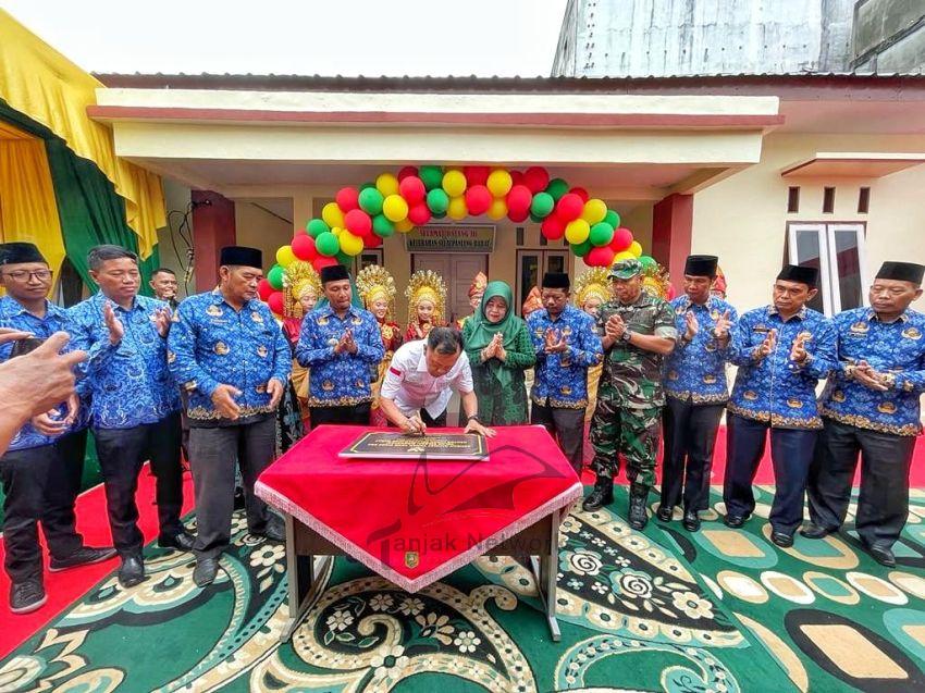 Resmikan Kantor Lurah Selatpanjang Barat, Plt Bupati Asmar: Berikan Layanan Prima Untuk Masyarakat