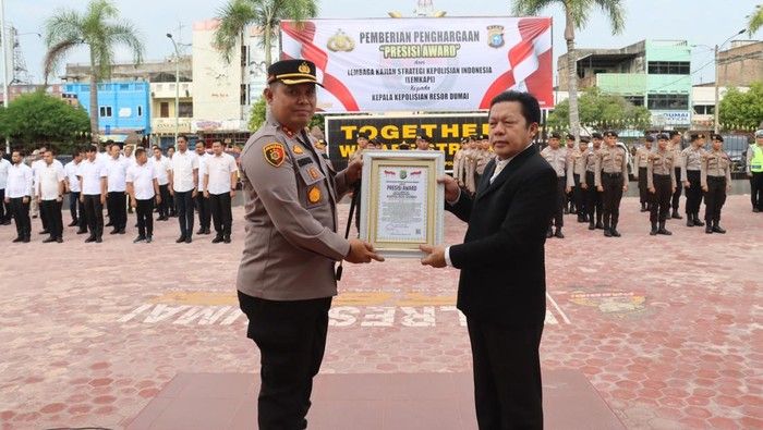 Kapolres Dumai AKBP Dhovan Terima Penghargaan