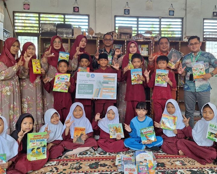 APICAL Serahkan Bantuan Buku ke Sekolah dan Dinas Perpustakaan Kearsipan Kota Dumai