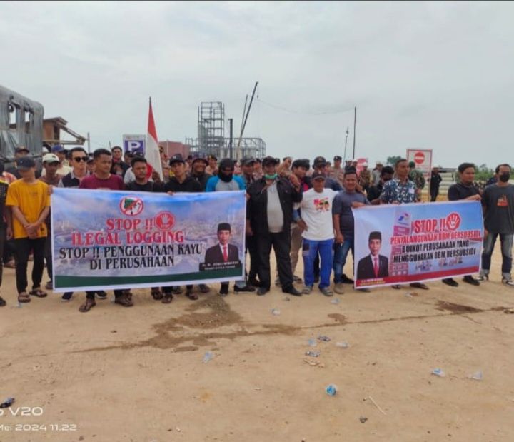 APPMKSS Demo PT STA Dumai Terkait Pasokan Kayu Hasil Ilegal Logging Liar dan BBM Bersubsidi
