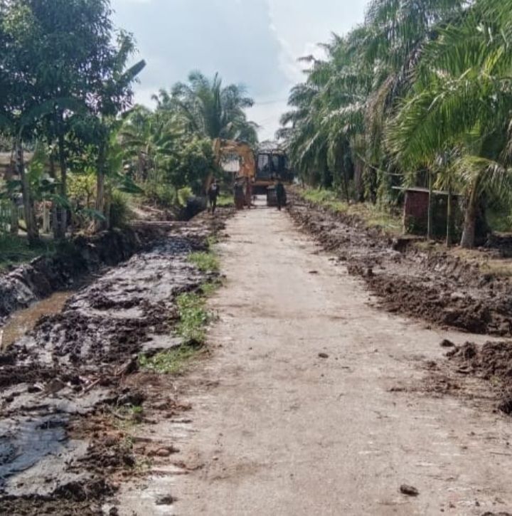 Apical Dumai Normalisasi Parit di Lingkungan Masyarakat Sekitar Perusahaan