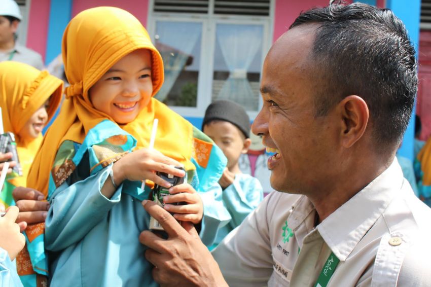 Apical Bagikan 3.453 Susu Tingkatkan Gizi Anak Sekolah di Dumai