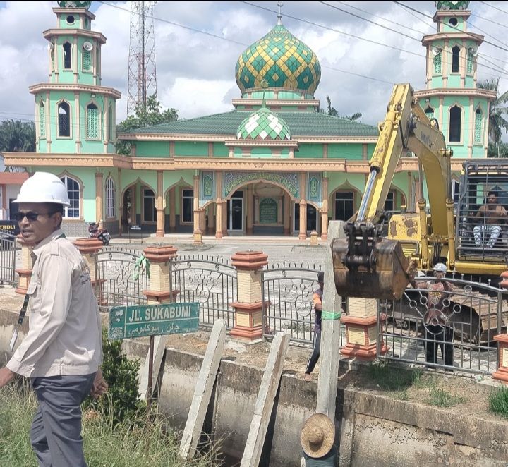 Apical Dumai Bantu Perbaikan Turap Parit di Lubuk Gaung Dumai