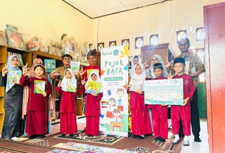 Dukung Pendidikan Dasar, APICAL Salurkan Ratusan Buku ke 3 SD di Dumai