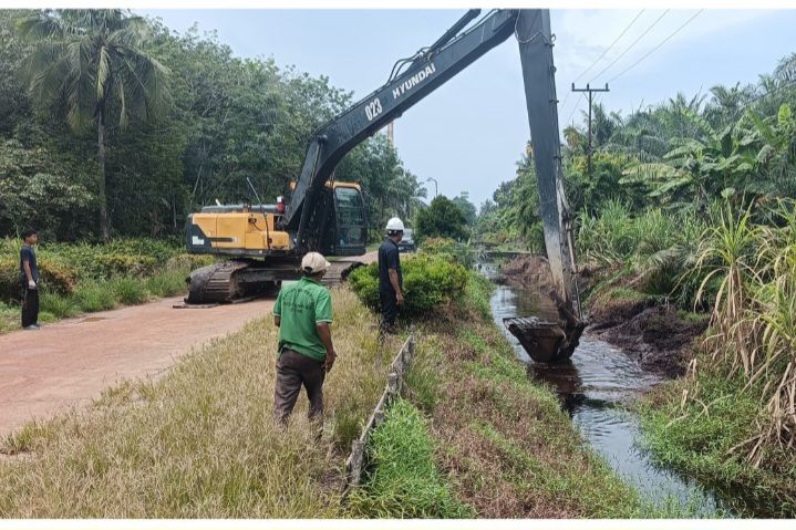 Minimalisir Ancaman Banjir, Apical Dumai Normalisasi Sungai di Lubuk Gaung