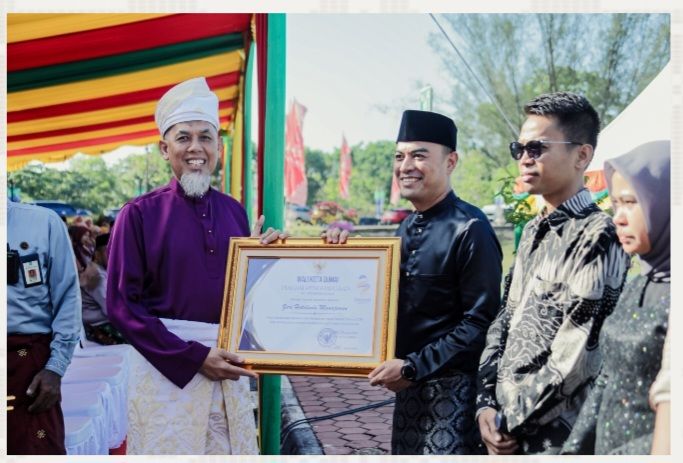 Milad Kota Dumai ke-27, Walikota H Paisal Serahkan Sejumlah Penghargaan